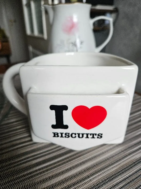 Puodelis su kišenėle sausainiui