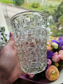 Storo stiklo graži vazelė.