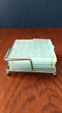 6vnt. stiklinių padėkliukų komplektas metaliniame laikiklyje