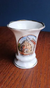 Suvenyrinė porcelianinė vazelė su Flensburgo miesto vartais