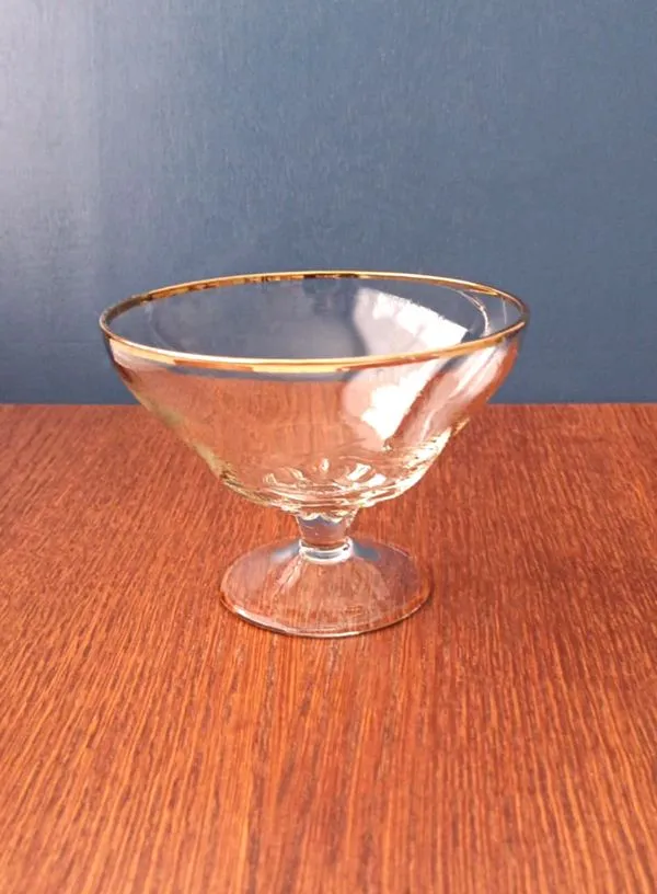 Vazelė ant kojelės, 9,5cm aukštis